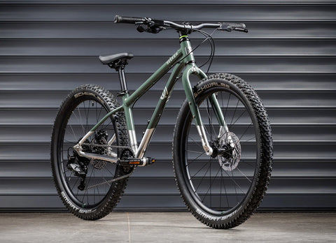 Seeker 24 - Forest Green/Brushed