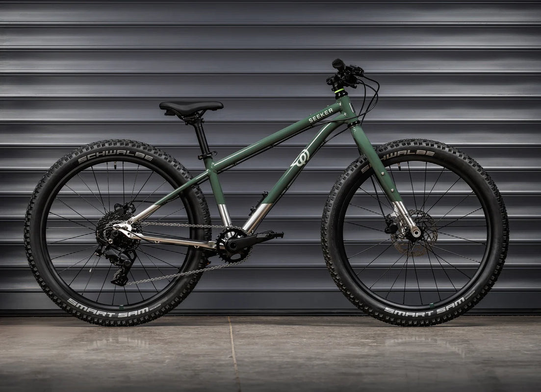 Seeker 24 - Forest Green/Brushed